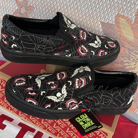 Vans Classic Slip-0n
(Glow Frights) Black/Black
VN000XG88MG WMNS sneakers - Picture 11 of 16